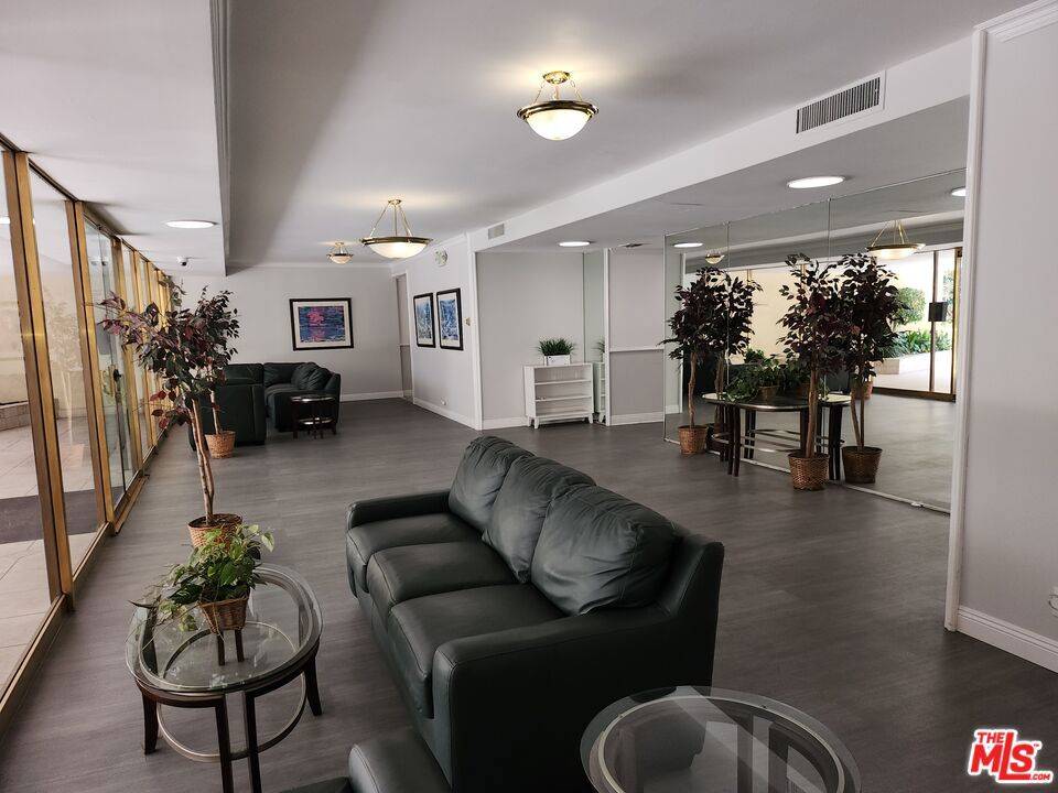 Beverly Hills, CA 90211,303 N Swall DR