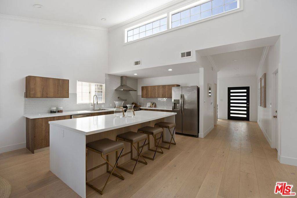 Los Angeles, CA 90068,3256 Dos Palos DR