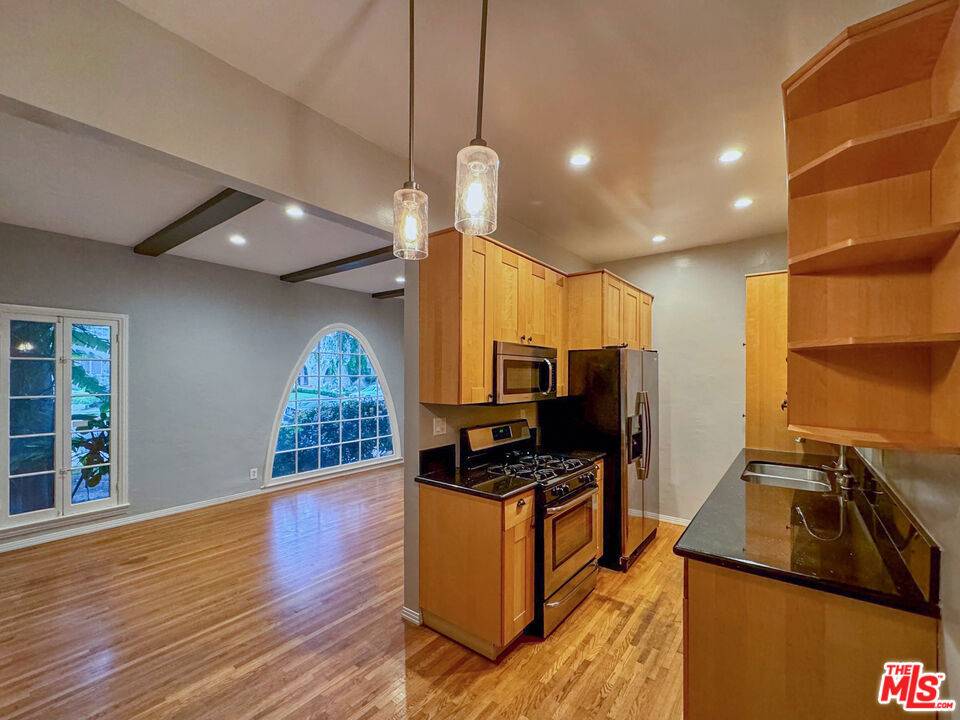 Beverly Hills, CA 90210,340 N Oakhurst DR #102
