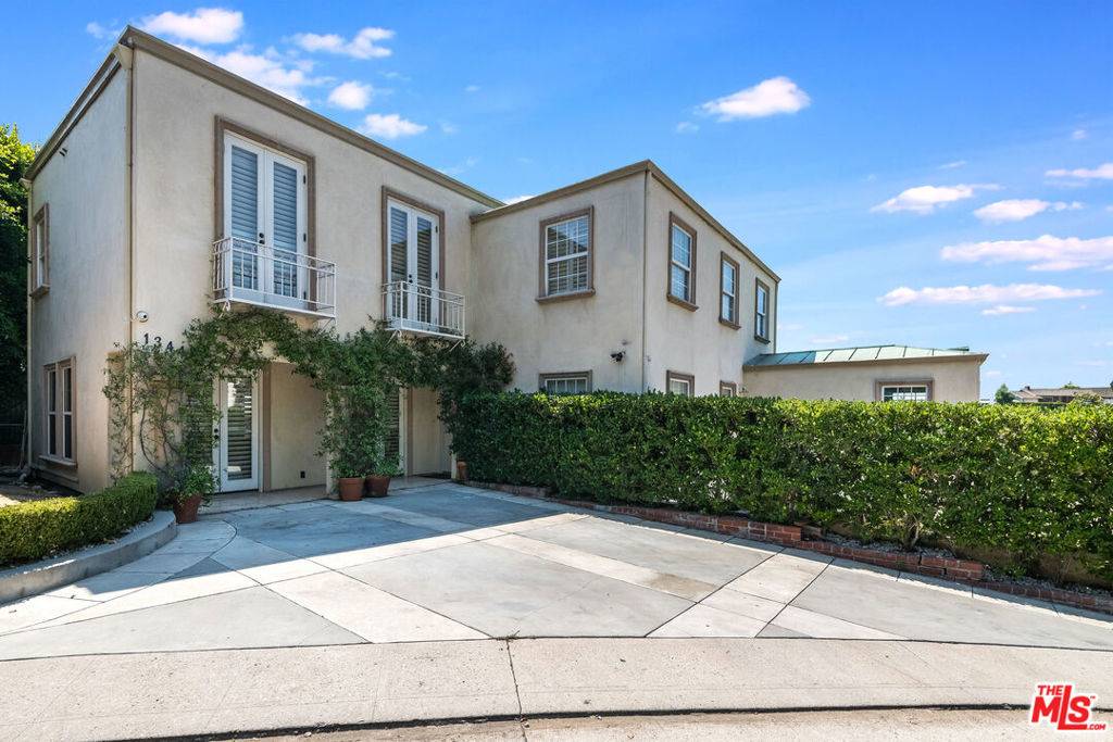 Los Angeles, CA 90069,1344 Belfast DR