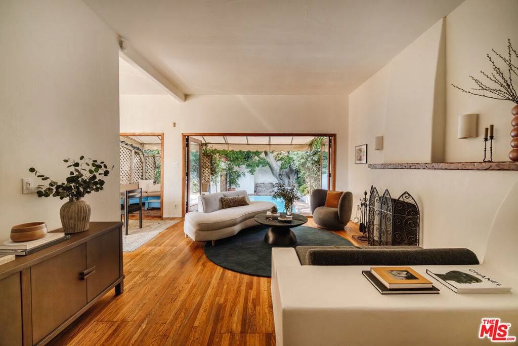 West Hollywood, CA 90069,939 N Wetherly DR