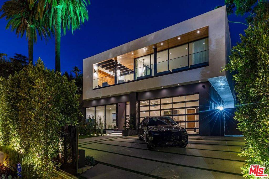 Los Angeles, CA 90069,1172 N Doheny DR