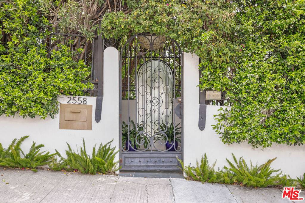 Los Angeles, CA 90027,2558 Glendower AVE