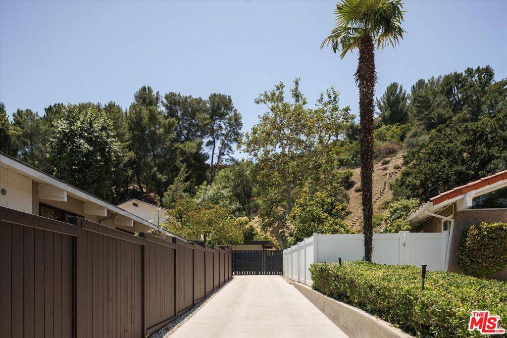Los Angeles, CA 90049,2313 Banyan DR