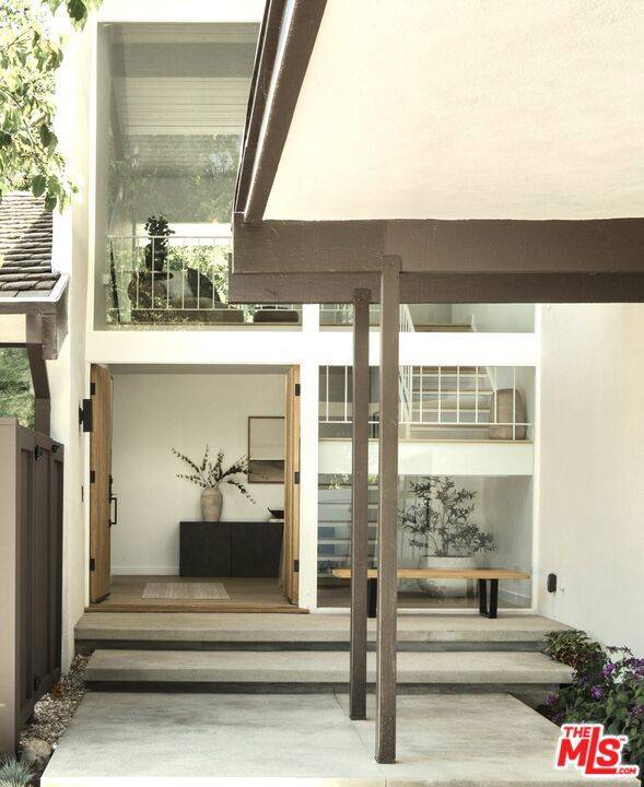 Los Angeles, CA 90049,2313 Banyan DR