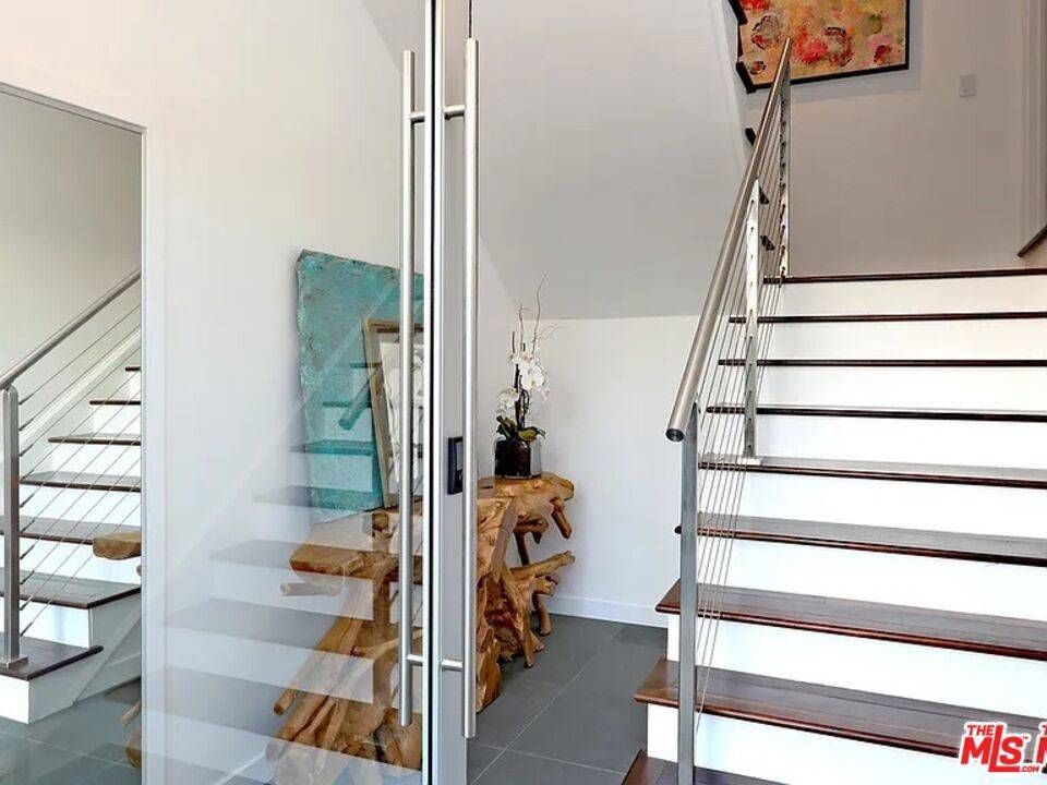 Los Angeles, CA 90068,3319 Charleston WAY