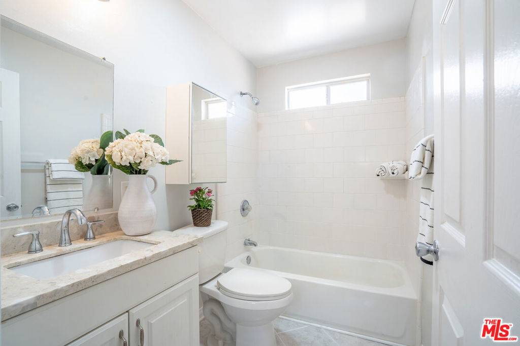 Los Angeles, CA 90019,4814 Pickford ST