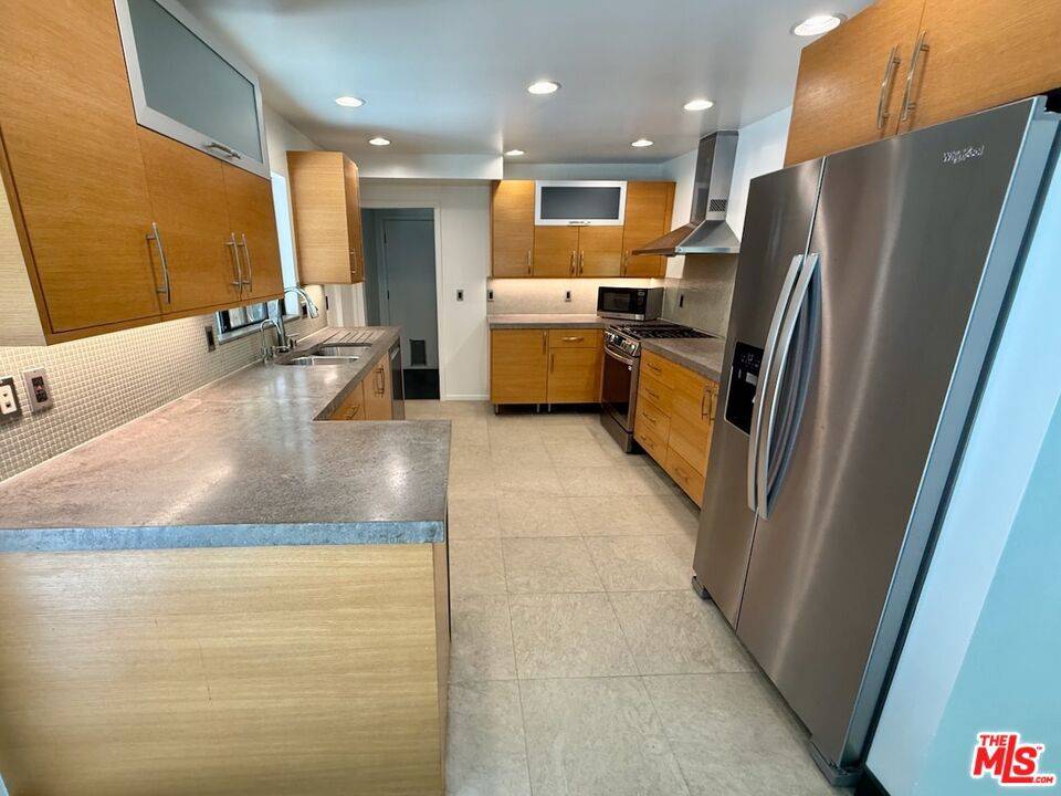 Los Angeles, CA 90046,2415 Laurel PASS