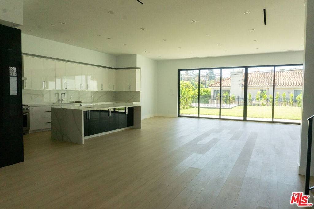 Los Angeles, CA 90064,10360 Ilona AVE