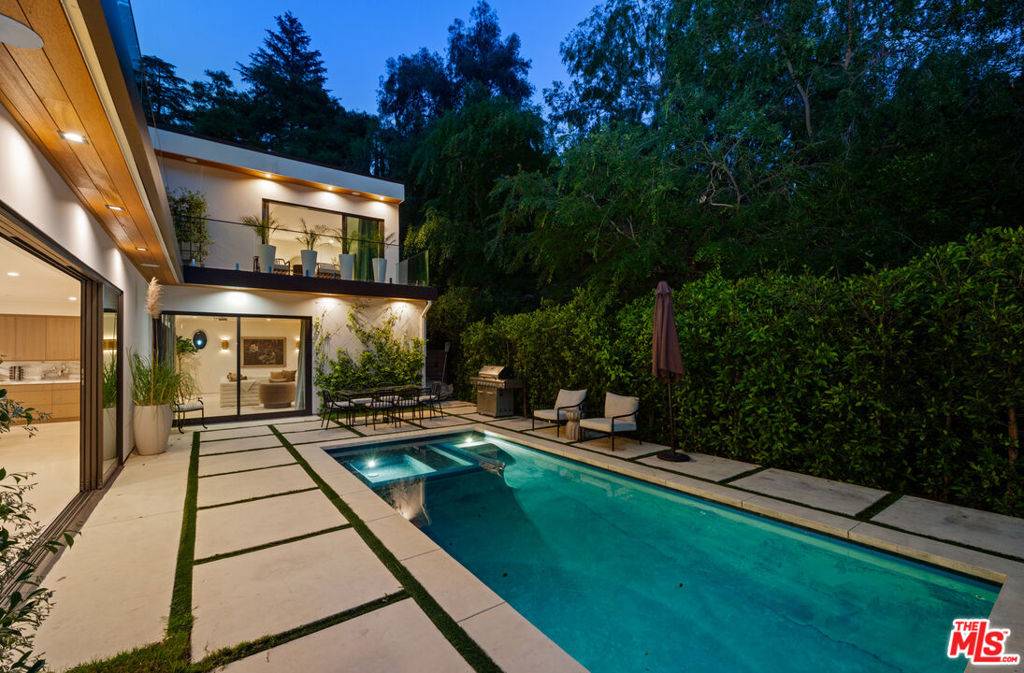 Los Angeles, CA 90046,1884 Laurel Canyon RD