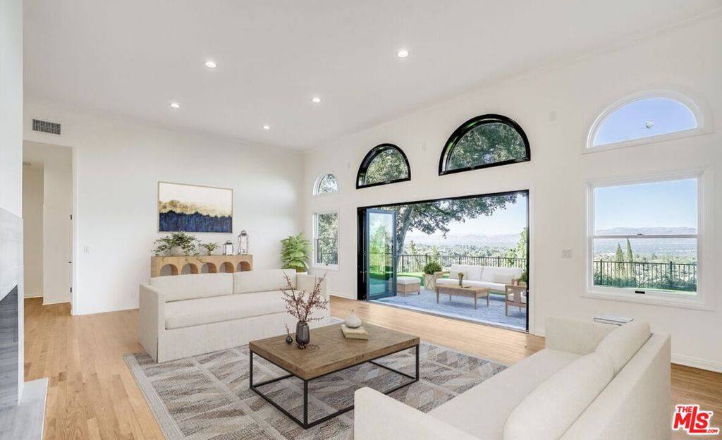 Los Angeles, CA 90049,15851 Mulholland PL