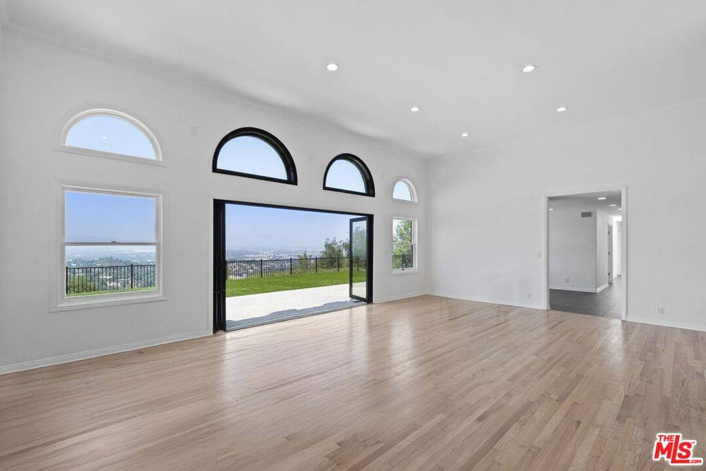 Los Angeles, CA 90049,15851 Mulholland PL