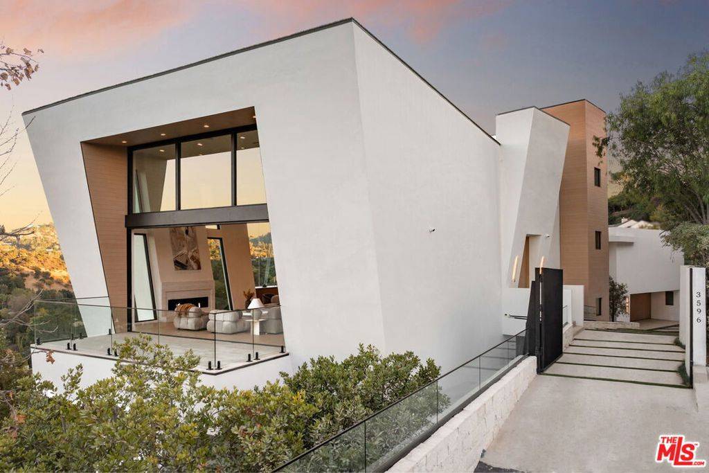 Studio City, CA 91604,3596 Woodhill Canyon RD