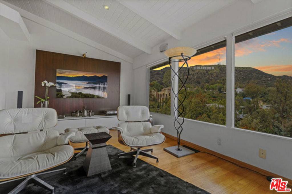 Los Angeles, CA 90068,3162 Durand DR