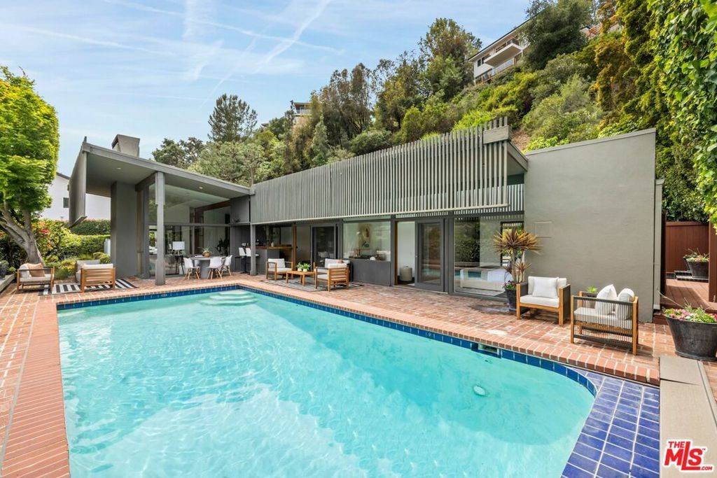 Los Angeles, CA 90049,1001 Kenfield AVE