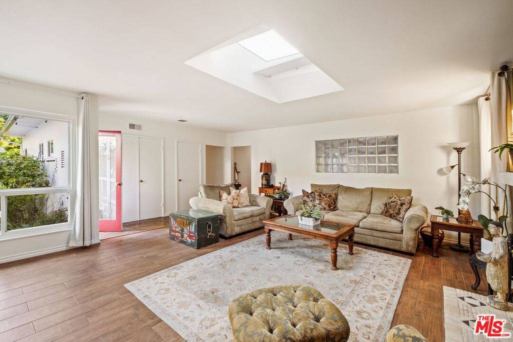 Valley Glen, CA 91401,5940 Varna AVE