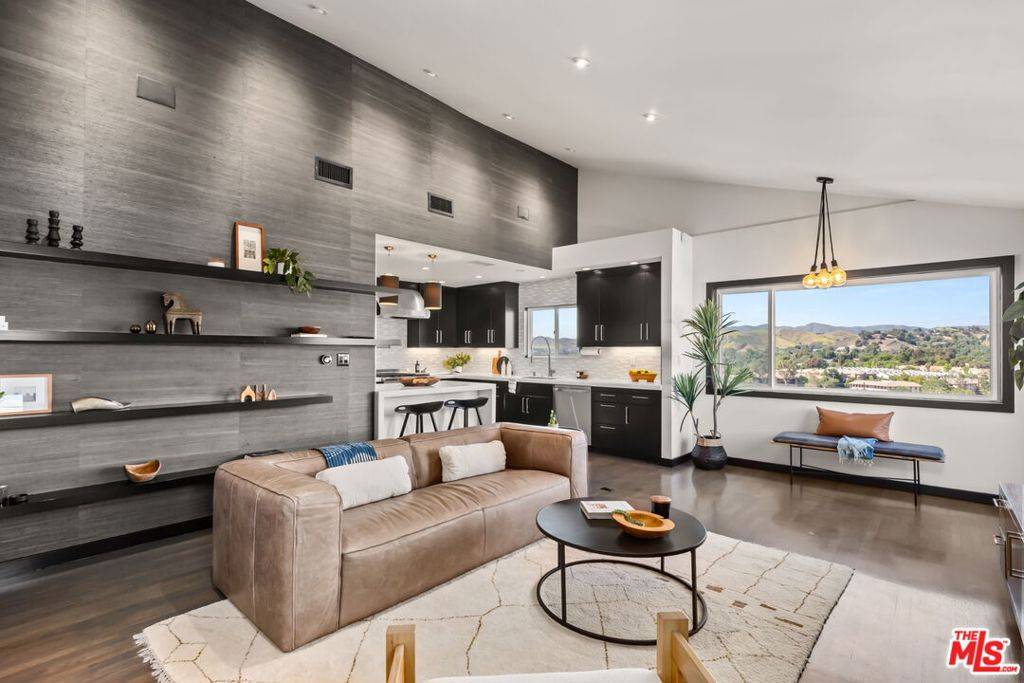 Agoura Hills, CA 91301,28207 Laura La Plante DR