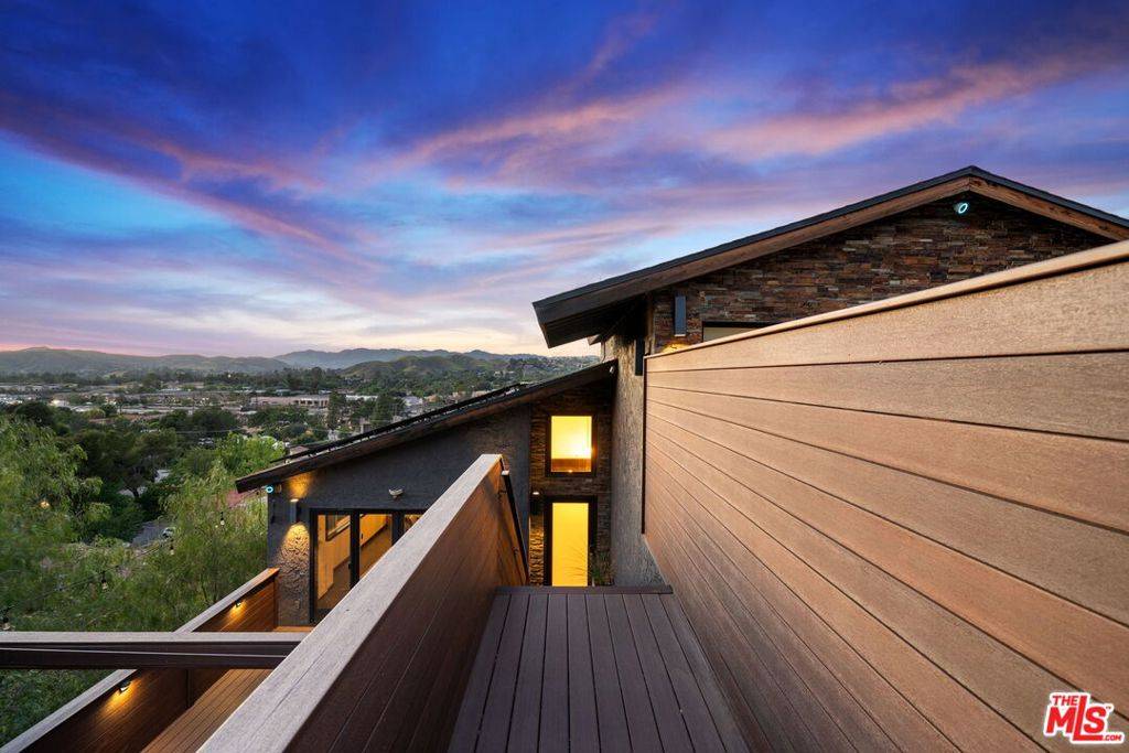 Agoura Hills, CA 91301,28207 Laura La Plante DR