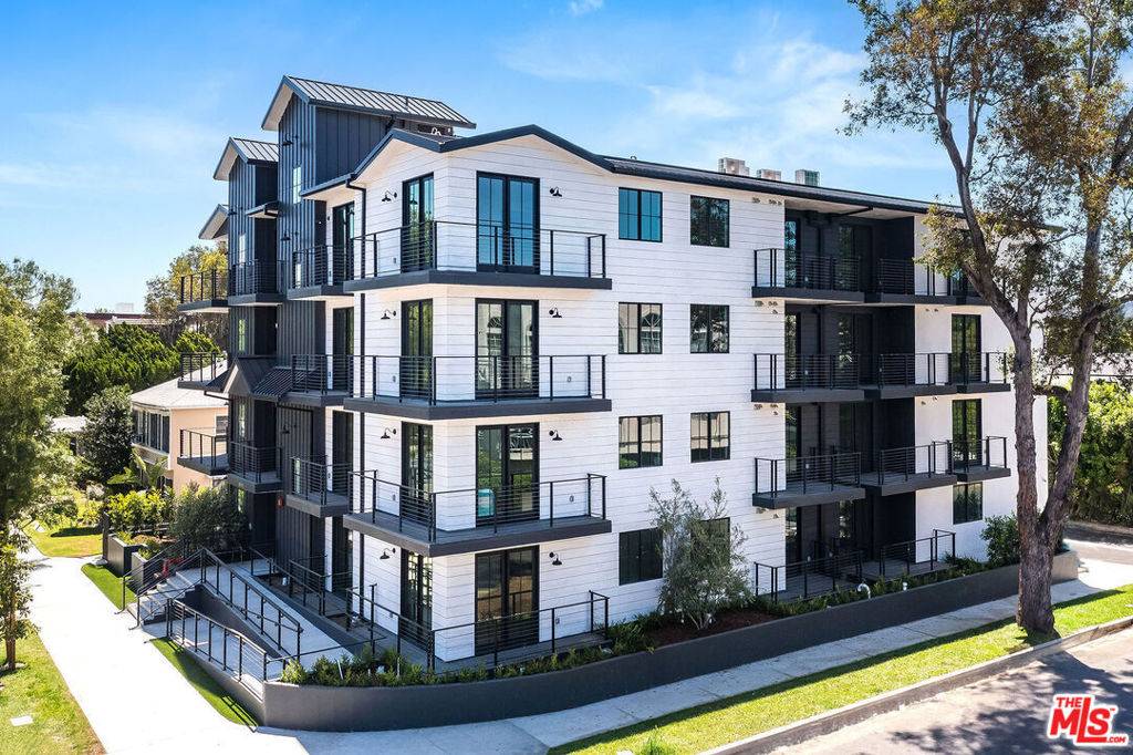 Toluca Lake, CA 91602,10352 Riverside DR #PH2