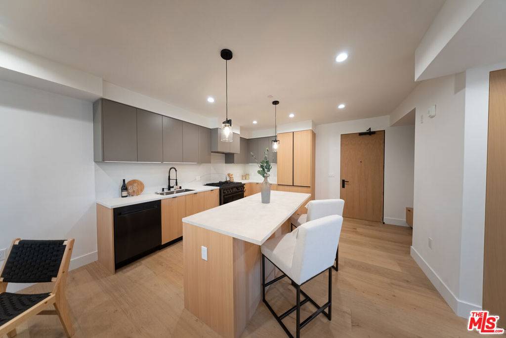 Toluca Lake, CA 91602,10352 Riverside DR #PH2