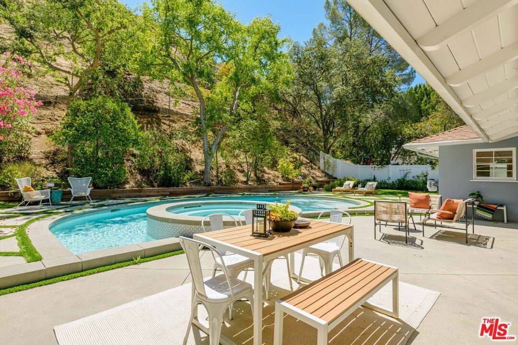 Encino, CA 91436,3856 Hayvenhurst AVE