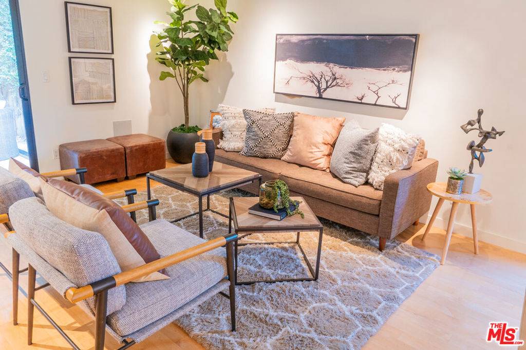 West Hollywood, CA 90069,880 Hilldale AVE #10