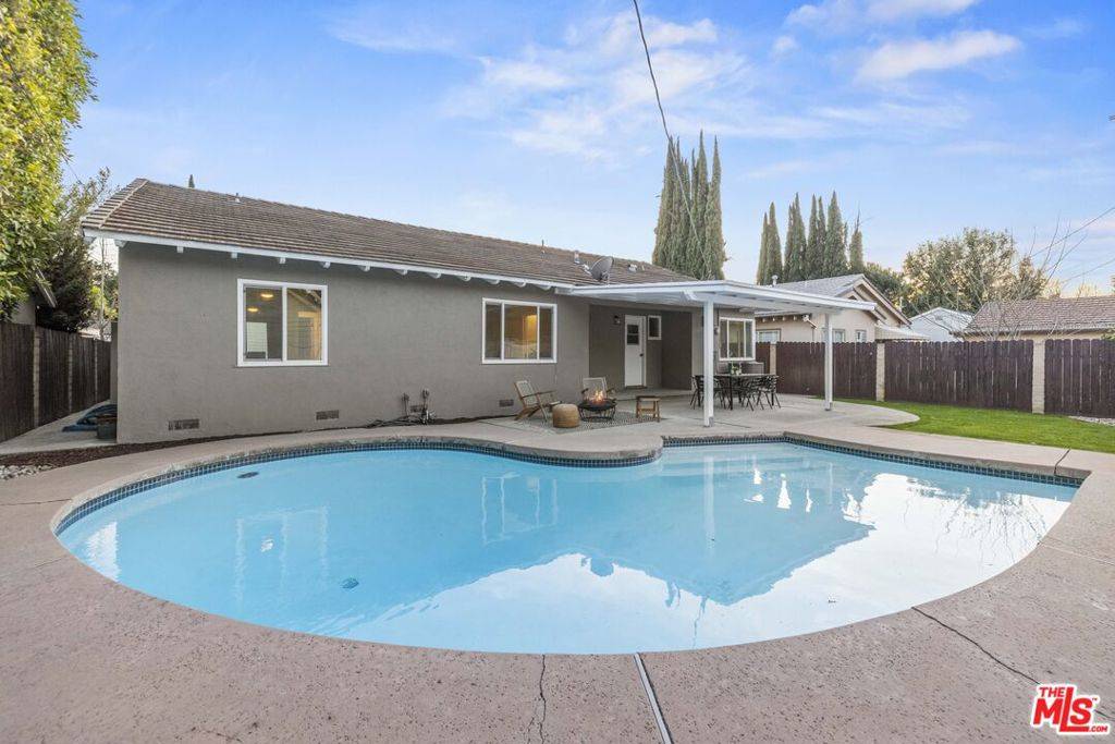 Van Nuys, CA 91406,15517 Hart ST