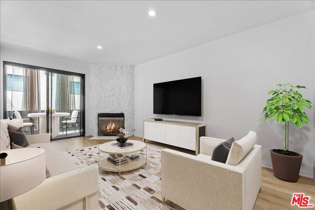 Playa Del Rey, CA 90293,8162 Manitoba ST #209
