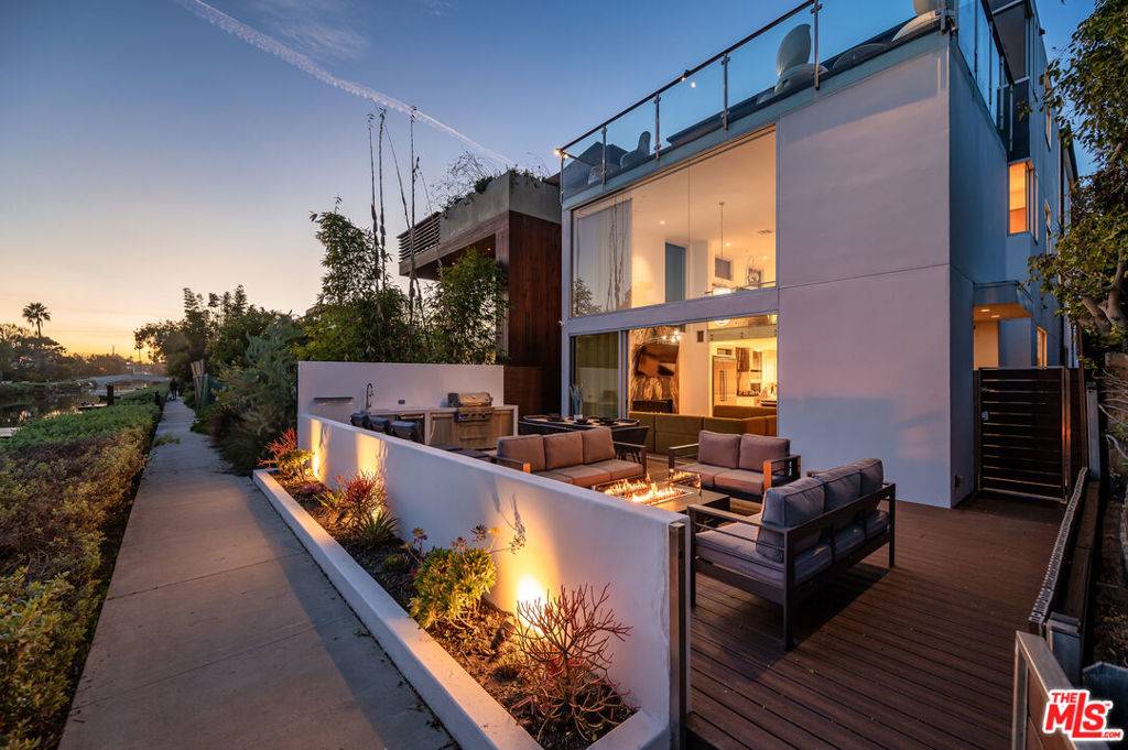 Venice, CA 90291,453 Sherman Canal