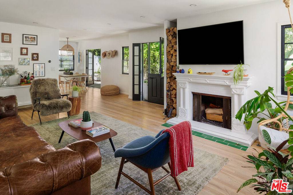 Los Angeles, CA 90046,8421 Kirkwood DR
