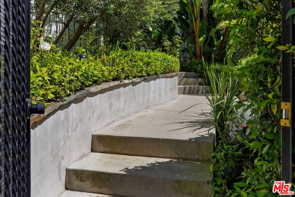 Los Angeles, CA 90046,8421 Kirkwood DR