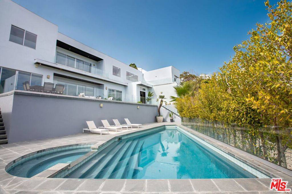 Los Angeles, CA 90049,12148 Travis ST