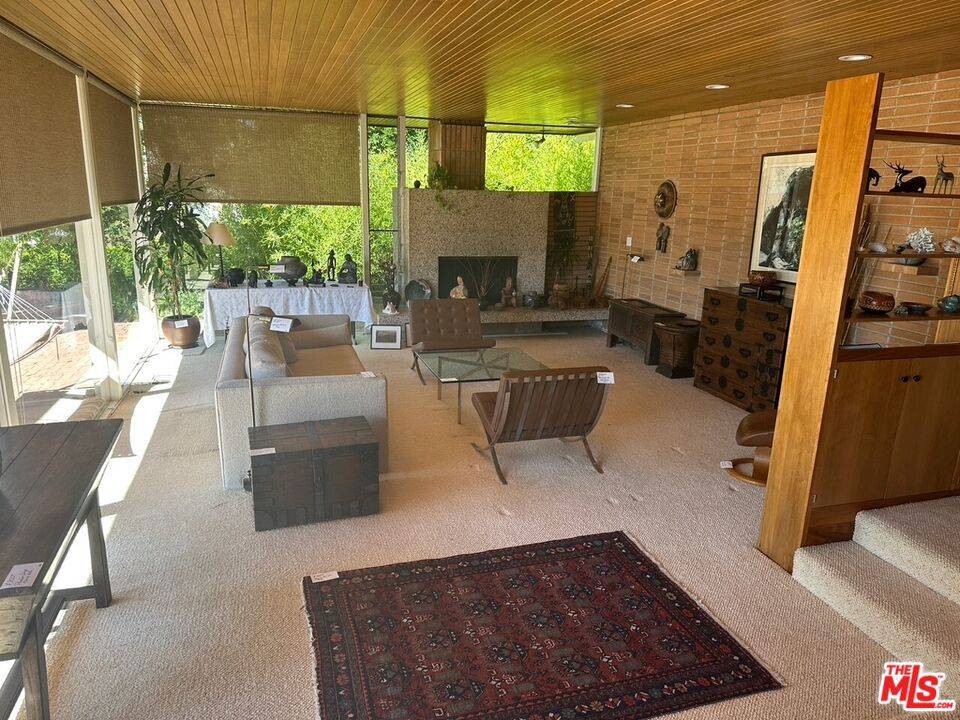 Los Angeles, CA 90049,590 N Tigertail RD