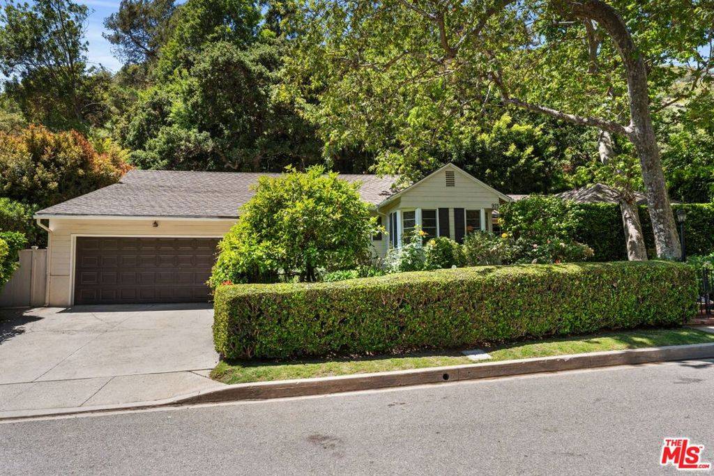 Los Angeles, CA 90077,925 Chantilly RD
