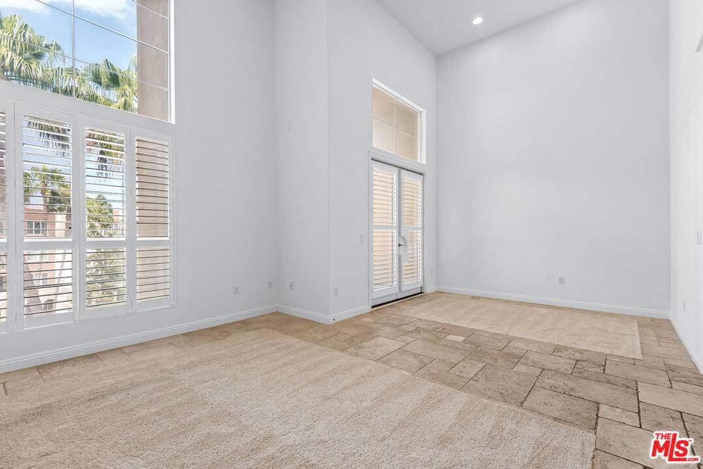 Playa Vista, CA 90094,5831 Seawalk DR #240