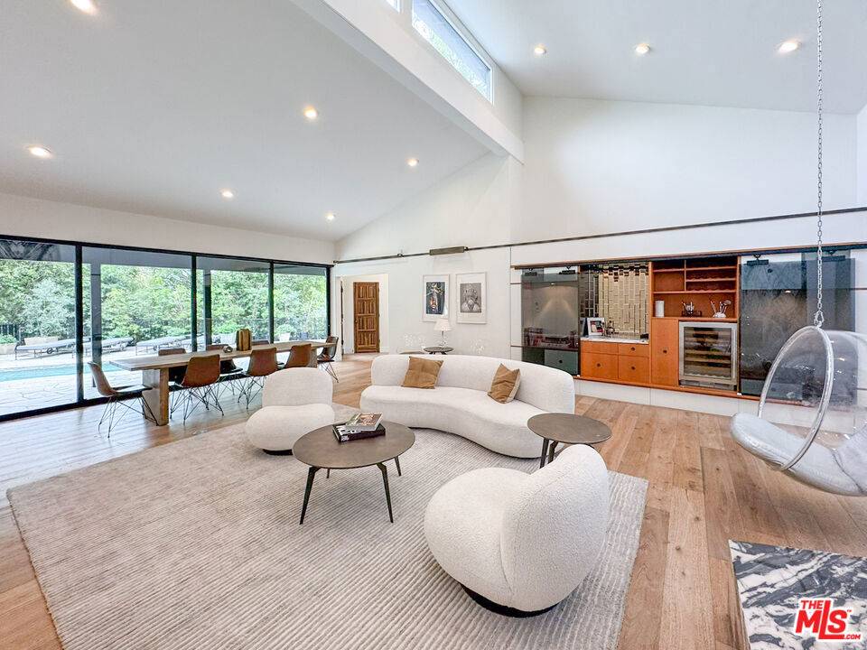 Los Angeles, CA 90069,1615 Marmont AVE