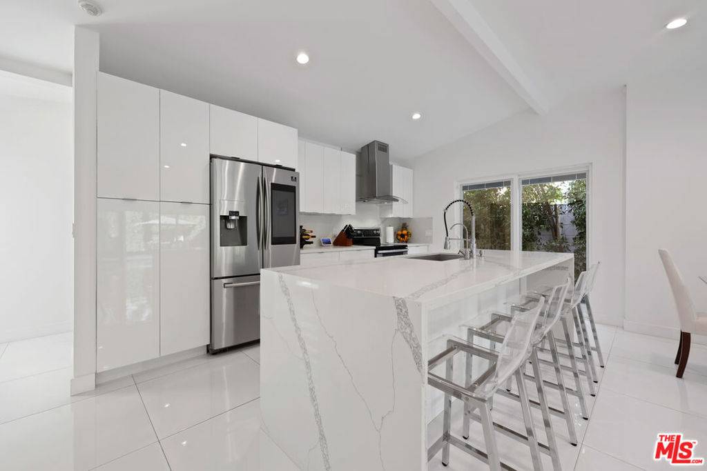 Burbank, CA 91506,1318 N Beachwood DR