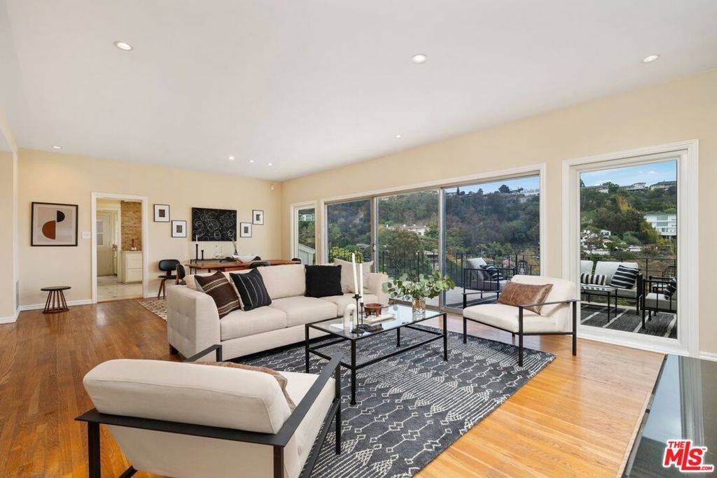 Los Angeles, CA 90068,2422 Carman Crest DR
