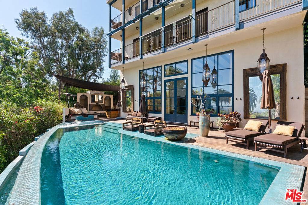 Los Angeles, CA 90069,9140 St Ives DR