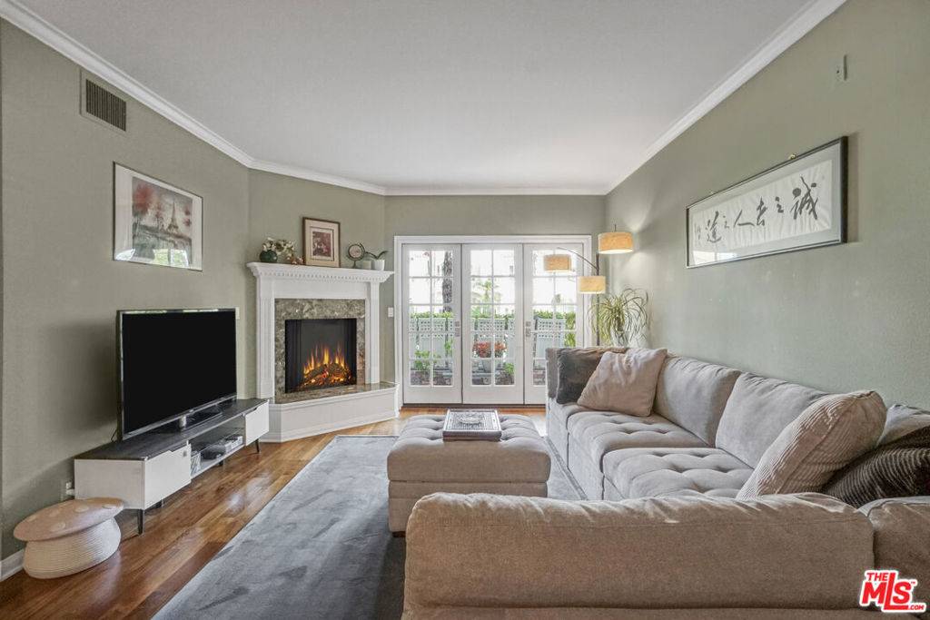 Toluca Lake, CA 91602,4401 Moorpark WAY #106