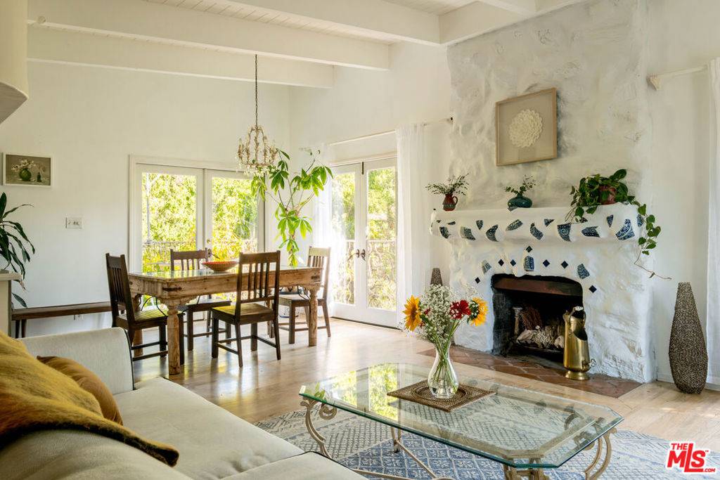Topanga, CA 90290,21316 Encina RD