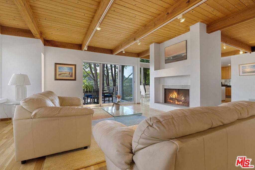 Los Angeles, CA 90046,2753 Nichols Canyon RD