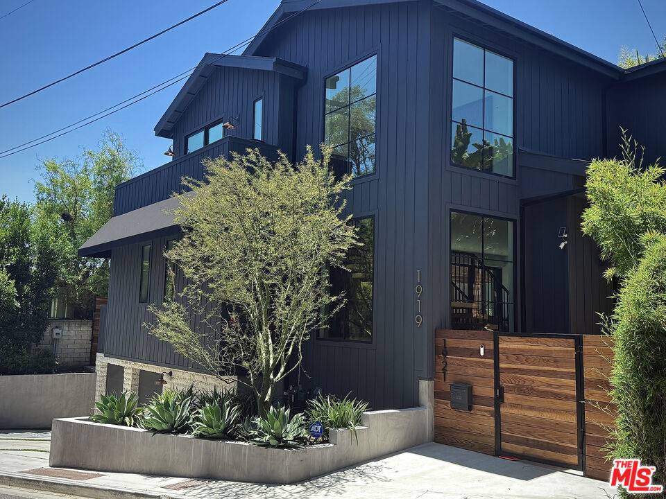 Los Angeles, CA 90068,1919 Pinehurst RD