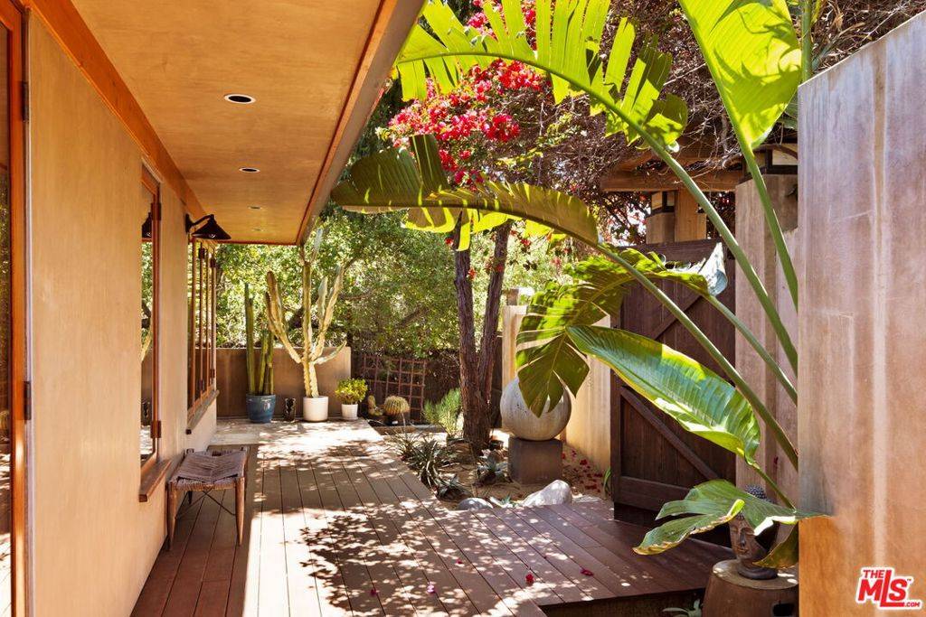 Topanga, CA 90290,21071 Waveview DR