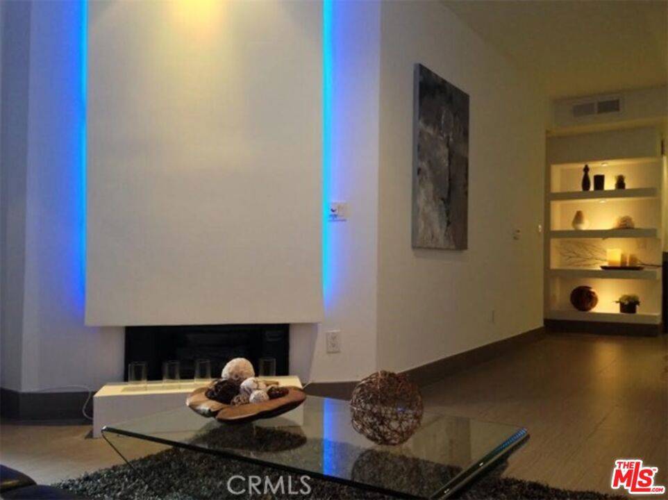 West Hollywood, CA 90048,8811 Burton WAY #215