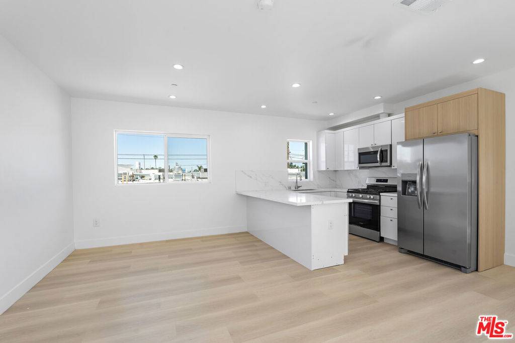 North Hollywood, CA 91606,10963 Calvert #1/2