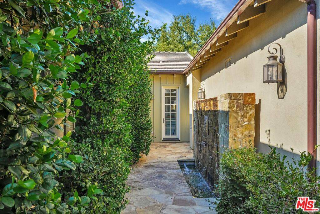 Agoura Hills, CA 91301,29734 Mulholland HWY