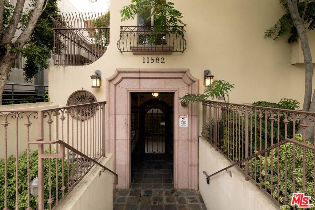 Studio City, CA 91602,11582 Moorpark ST #204