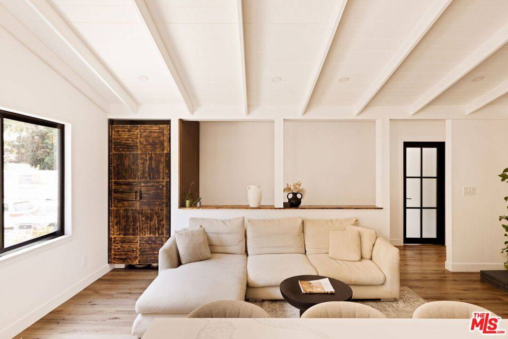 Los Angeles, CA 90046,8329 Kirkwood DR