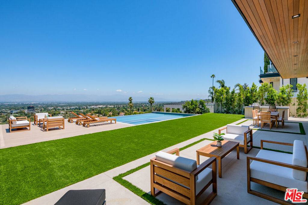 Tarzana, CA 91356,18807 Edleen DR